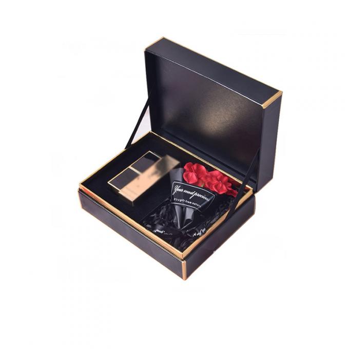 Boîte-cadeau cosmétique UV de tache empaquetant les boîtes de papier noires d'or de 2mm 0