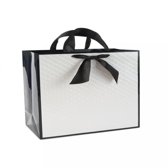 le cadeau de luxe de 100gsm 128gsm a imprimé des sacs de transporteur de papier avec la poignée de ruban 0